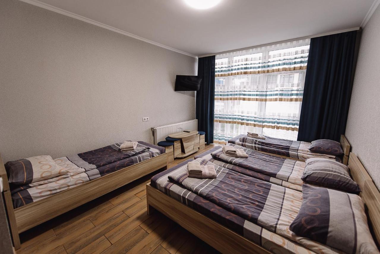Brooklyn 2 Otel Yablunytsia Dış mekan fotoğraf