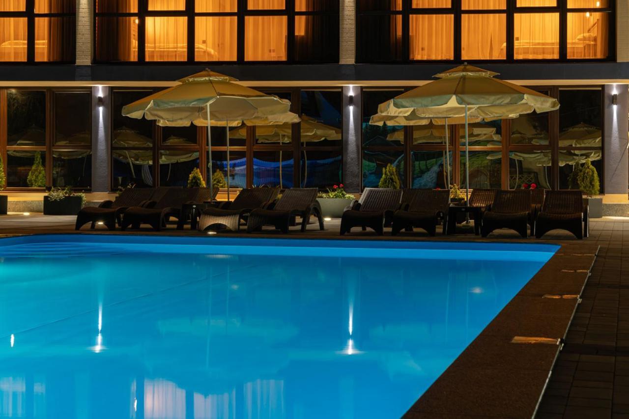 Brooklyn 2 Otel Yablunytsia Dış mekan fotoğraf